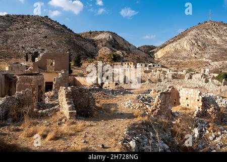 Foinikas (türkisch: Finike) verlassene türkische Ortschaft im Xeropotamos-Tal neben dem Asprokremmos-Stausee. Bezirk Paphos, Republik Zypern. Stockfoto