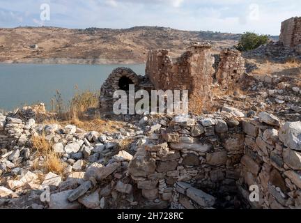 Foinikas (türkisch: Finike) verlassene türkische Ortschaft im Xeropotamos-Tal neben dem Asprokremmos-Stausee. Bezirk Paphos, Republik Zypern. Stockfoto