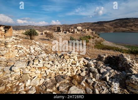 Foinikas (türkisch: Finike) verlassene türkische Ortschaft im Xeropotamos-Tal neben dem Asprokremmos-Stausee. Bezirk Paphos, Republik Zypern. Stockfoto