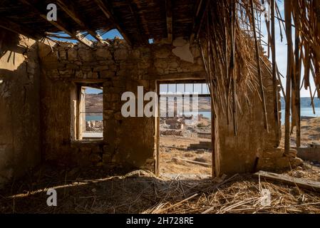 Foinikas (türkisch: Finike) verlassene türkische Ortschaft im Xeropotamos-Tal neben dem Asprokremmos-Stausee. Bezirk Paphos, Republik Zypern. Stockfoto