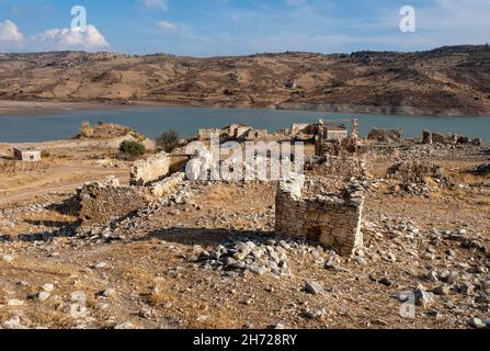 Foinikas (türkisch: Finike) verlassene türkische Ortschaft im Xeropotamos-Tal neben dem Asprokremmos-Stausee. Bezirk Paphos, Republik Zypern. Stockfoto