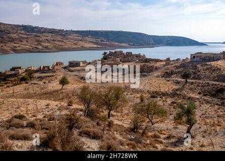 Foinikas (türkisch: Finike) verlassene türkische Ortschaft im Xeropotamos-Tal neben dem Asprokremmos-Stausee. Bezirk Paphos, Republik Zypern. Stockfoto