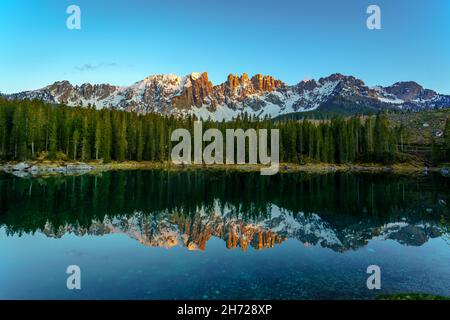 Karersee bei Sonnenaufgang. Im Hintergrund das Latemar-Gebirge (Dolomiten, Italien) Stockfoto