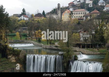 Wasserfall von Pliva in Jajce und Altstadt (Bosnien und Herzegowina) Stockfoto