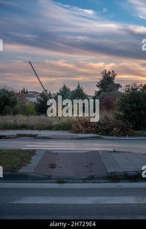 Vertikale Aufnahme des Sonnenuntergangs vom Fußgängerübergang Stockfoto