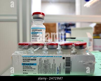 CYPRESS, VEREINIGTE STAATEN - Oct 21, 2021: Eine Nahaufnahme von Acyclovir oder dem Markennamen Zovirax Stockfoto