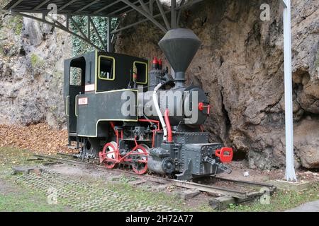 Dampflokomotive „Little Partisan“ neben dem Museum zur Sitzung des AVNOJ (Antifaschistischer Rat für die Volksbefreiung Jugoslawiens 2nd) Stockfoto