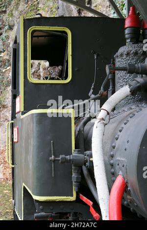 Dampflokomotive „Little Partisan“ neben dem Museum zur Sitzung des AVNOJ (Antifaschistischer Rat für die Volksbefreiung Jugoslawiens 2nd) Stockfoto