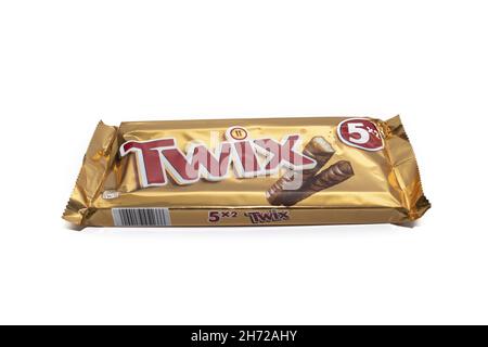 HUELVA, SPANIEN - 17. Okt 2021: Eine Twix Karamell-Shortbread-Schokolade auf weißem Hintergrund isoliert Stockfoto