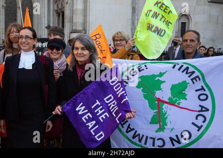 London, Großbritannien. 16th. November 2021. Sarah Finch schließt sich Umweltaktivisten und ihrem juristischen Team außerhalb des Berufungsgerichts an, bevor sie, gemeinsam mit Friends of the Earth, gegen eine Entscheidung des Surrey County Council im Jahr 2019, zwei Jahrzehnte Ölförderung auf Horse Hill in Surrey zuzulassen, Klage gegen sie erhoben hat. Ein Richter des Obersten Gerichtshofs stellte zuvor fest, dass der rat bei seiner Entscheidung gesetzeskonform gehandelt habe, Frau Finch aber bittet nun den Berufungsgerichtshof, zu prüfen, ob die Umweltverträglichkeitsprüfung, die Teil des Planungs-Entscheidungsprozesses ist, auch die Significa hätte berücksichtigen müssen Stockfoto