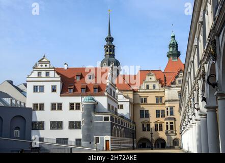 Anzeigen von Ställen Innenhof (stallhof) in Richtung Kanzleramt, George Tor und Turm von Schloss Hausmannsturm Dresden, Sachsen, Deutschland. Stockfoto