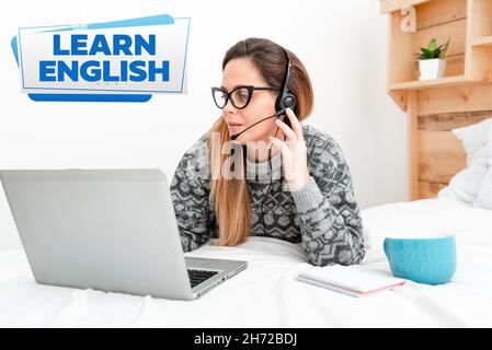 Konzeptionelle Darstellung Englisch lernen. Internet-Konzept Erwerben Sie Wissen in neuer Sprache durch Studie Schriftsteller Erstellen neuer Roman, Professor Checking Stockfoto