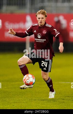 Sandhausen, Deutschland. 19th. November 2021. Fußball: 2. Bundesliga, SV Sandhausen - 1. FC Nürnberg, Matchday 14, BWT-Stadion am Hardtwald. Nürnbergs Mats Möller Daehli spielt den Ball. Quelle: Uwe Anspach/dpa - WICHTIGER HINWEIS: Gemäß den Bestimmungen der DFL Deutsche Fußball Liga und/oder des DFB Deutscher Fußball-Bund ist es untersagt, im Stadion und/oder vom Spiel aufgenommene Fotos in Form von Sequenzbildern und/oder videoähnlichen Fotoserien zu verwenden oder zu verwenden./dpa/Alamy Live News Stockfoto