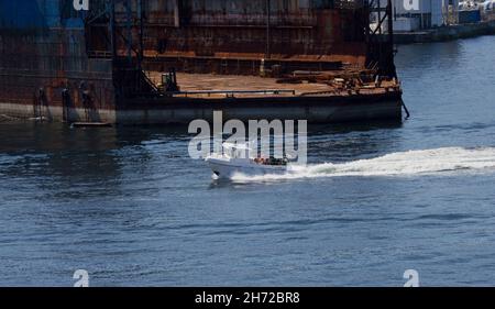 Schnellboot am schwimmenden Trockendock im Hafen von Bergen, Norwegen Stockfoto