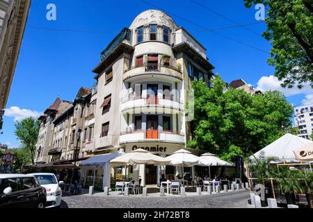 Bukarest, Rumänien, 6. Mai 2021: Altes Gebäude des cremier Restaurants und Terrasse in der Nähe des rumänischen Athene (Ateneul Roman), im Stadtzentrum Stockfoto