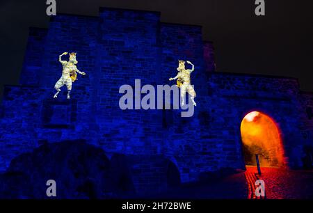 Edinburgh Castle, Schottland, Großbritannien, 19th. November 2021. Castle of Light: Die weihnachtliche Lichtshow von Edinburgh Castle eröffnet heute Abend mit einer Geschichte des Schlosses in projizierten Bildern an den Wänden, die tanzende Einhörner neben einem beleuchteten Tor zeigen Stockfoto