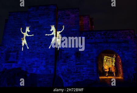 Edinburgh Castle, Schottland, Großbritannien, 19th. November 2021. Castle of Light: Die weihnachtliche Lichtshow von Edinburgh Castle eröffnet heute Abend mit einer Geschichte des Schlosses in projizierten Bildern an den Wänden, die tanzende Einhörner neben einem beleuchteten Tor zeigen Stockfoto