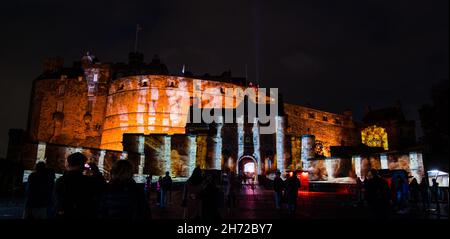 Edinburgh Castle, Schottland, Großbritannien, 19th. November 2021. Castle of Light: Die weihnachtliche Lichtshow von Edinburgh Castle mit projizierten Bildern und Lasern auf den Burgwänden Stockfoto