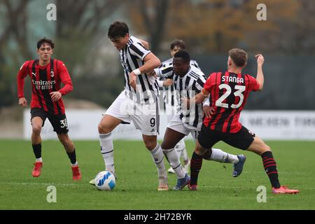 Mailand, Italien, 19th. November 2021. Leonardo Cerri von Juventus und Teamkollege Ange Josue Chibozo haben sich beim Spiel Campionato Primavera im Centro Sportivo Vismara in Mailand gegen Luca Stanga vom AC Mailand entschieden. Bildnachweis sollte lauten: Jonathan Moscrop / Sportimage Kredit: Sportimage/Alamy Live News Stockfoto