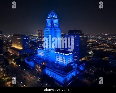 Los Angeles, USA. 18th. November 2021. Das Rathaus von Los Angeles wurde in blauem Licht beleuchtet, um diejenigen zu ehren, die ihr Leben an COVID-19 verloren haben. Mehr als 26.000 Menschen haben ihr Leben an der COVID-19 in Los Angeles County verloren. Anlässlich der Veranstaltung veranstaltet die Stadt ein dreitägiges virtuelles Event, „Strength and Love LA“. 11/18/2021 Los Angeles, CA., USA (Foto: Ted Soqui/SIPA USA) Quelle: SIPA USA/Alamy Live News Stockfoto