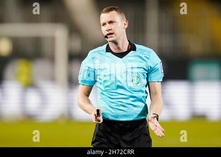 Sandhausen, Deutschland. 19th. November 2021. Fußball: 2. Bundesliga, SV Sandhausen - 1. FC Nürnberg, Matchday 14, BWT-Stadion am Hardtwald. Schiedsrichter Florian Lechner Gesten. Quelle: Uwe Anspach/dpa - WICHTIGER HINWEIS: Gemäß den Bestimmungen der DFL Deutsche Fußball Liga und/oder des DFB Deutscher Fußball-Bund ist es untersagt, im Stadion und/oder vom Spiel aufgenommene Fotos in Form von Sequenzbildern und/oder videoähnlichen Fotoserien zu verwenden oder zu verwenden./dpa/Alamy Live News Stockfoto