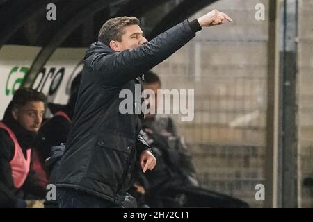 Sandhausen, Deutschland. 19th. November 2021. Fußball: 2. Bundesliga, SV Sandhausen - 1. FC Nürnberg, Matchday 14, BWT-Stadion am Hardtwald. Nürnbergs Trainer Robert Klauß zeigt sich. Quelle: Uwe Anspach/dpa - WICHTIGER HINWEIS: Gemäß den Bestimmungen der DFL Deutsche Fußball Liga und/oder des DFB Deutscher Fußball-Bund ist es untersagt, im Stadion und/oder vom Spiel aufgenommene Fotos in Form von Sequenzbildern und/oder videoähnlichen Fotoserien zu verwenden oder zu verwenden./dpa/Alamy Live News Stockfoto