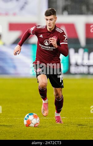 Sandhausen, Deutschland. 19th. November 2021. Fußball: 2. Bundesliga, SV Sandhausen - 1. FC Nürnberg, Matchday 14, BWT-Stadion am Hardtwald. Der Nürnberger Tom Krauß spielt den Ball. Quelle: Uwe Anspach/dpa - WICHTIGER HINWEIS: Gemäß den Bestimmungen der DFL Deutsche Fußball Liga und/oder des DFB Deutscher Fußball-Bund ist es untersagt, im Stadion und/oder vom Spiel aufgenommene Fotos in Form von Sequenzbildern und/oder videoähnlichen Fotoserien zu verwenden oder zu verwenden./dpa/Alamy Live News Stockfoto