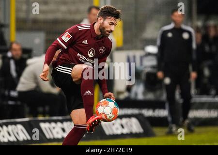 Sandhausen, Deutschland. 19th. November 2021. Fußball: 2. Bundesliga, SV Sandhausen - 1. FC Nürnberg, Matchday 14, BWT-Stadion am Hardtwald. Der Nürnberger Enrico Valentini spielt den Ball. Quelle: Uwe Anspach/dpa - WICHTIGER HINWEIS: Gemäß den Bestimmungen der DFL Deutsche Fußball Liga und/oder des DFB Deutscher Fußball-Bund ist es untersagt, im Stadion und/oder vom Spiel aufgenommene Fotos in Form von Sequenzbildern und/oder videoähnlichen Fotoserien zu verwenden oder zu verwenden./dpa/Alamy Live News Stockfoto