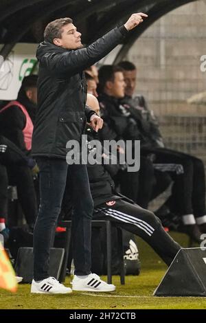 Sandhausen, Deutschland. 19th. November 2021. Fußball: 2. Bundesliga, SV Sandhausen - 1. FC Nürnberg, Matchday 14, BWT-Stadion am Hardtwald. Nürnbergs Trainer Robert Klauß zeigt sich. Quelle: Uwe Anspach/dpa - WICHTIGER HINWEIS: Gemäß den Bestimmungen der DFL Deutsche Fußball Liga und/oder des DFB Deutscher Fußball-Bund ist es untersagt, im Stadion und/oder vom Spiel aufgenommene Fotos in Form von Sequenzbildern und/oder videoähnlichen Fotoserien zu verwenden oder zu verwenden./dpa/Alamy Live News Stockfoto