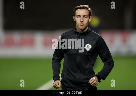 VELSEN-ZUID, NIEDERLANDE - 19. NOVEMBER: Aufwärmen des Assistenzschiedsrichters Jari de Koning während des niederländischen Keukenkampioendivisie-Spiels zwischen Telstar und ADO Den Haag am 19. November 2021 im BUKO-Stadion in Velsen-Zuid, Niederlande (Foto: Hans van der Valk/Orange Picics) Quelle: Orange Pics BV/Alamy Live News Stockfoto