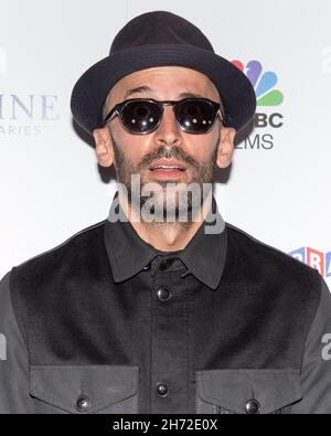 18. November 2021, Kalifornien, Los Angeles, USA: JR nimmt an der Los Angeles-Premiere von „Paper and Glue: A JR Project“ Teil (Foto: © Billy Bennight/ZUMA Press Wire) Stockfoto