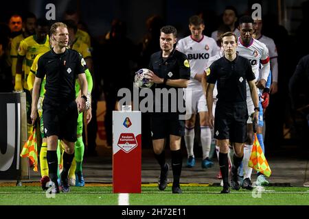 VELSEN-ZUID, NIEDERLANDE - 19. NOVEMBER: Assistenzschiedsrichter Sjoerd Nanninga, Schiedsrichter Erwin Blank, Assistenzschiedsrichter Jari de Koning während des niederländischen Keukenkampioendivisie-Spiels zwischen Telstar und ADO Den Haag am 19. November 2021 im BUKO-Stadion in Velsen-Zuid, Niederlande (Foto: Hans van der Valk/Orange Picches) Quelle: Orange Pics BV/Alamy Live News Stockfoto