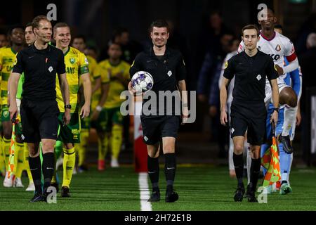 VELSEN-ZUID, NIEDERLANDE - 19. NOVEMBER: Assistenzschiedsrichter Sjoerd Nanninga, Schiedsrichter Erwin Blank, Assistenzschiedsrichter Jari de Koning während des niederländischen Keukenkampioendivisie-Spiels zwischen Telstar und ADO Den Haag am 19. November 2021 im BUKO-Stadion in Velsen-Zuid, Niederlande (Foto: Hans van der Valk/Orange Picches) Quelle: Orange Pics BV/Alamy Live News Stockfoto