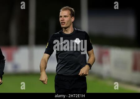 VELSEN-ZUID, NIEDERLANDE - 19. NOVEMBER: Aufwärmen des Assistenzschiedsrichters Sjoerd Nanninga während des niederländischen Keukenkampioendivisie-Spiels zwischen Telstar und ADO Den Haag am 19. November 2021 im BUKO-Stadion in Velsen-Zuid, Niederlande (Foto: Hans van der Valk/Orange Picics) Quelle: Orange Pics BV/Alamy Live News Stockfoto