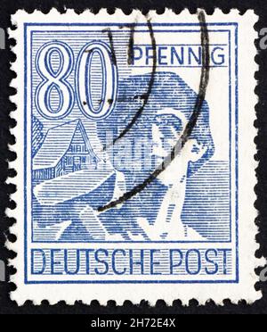 DEUTSCHLAND - UM 1948: Eine in Deutschland gedruckte Briefmarke zeigt Arbeiter, um 1948 Stockfoto