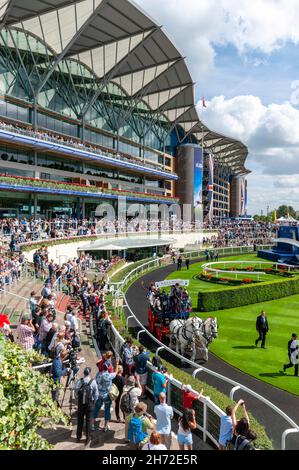 Tribüne auf der Royal Ascot Rennbahn, Royal Berkshire, Großbritannien, während des Red Bull Air Race. Die Piloten auf der Bühne des Brauers läuten mit Menschenmengen ein Stockfoto