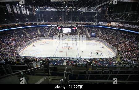 Berlin, Deutschland. 19th. November 2021. Eishockey: DEL, Eisbären Berlin - Adler Mannheim, Main Round, Matchday 22, Mercedes-Benz Arena. Der Blick in die Arena zeigt Zuschauertribünen und Spieler auf dem Eis. Quelle: Andreas Gora/dpa/Alamy Live News Stockfoto