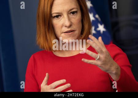 Washington DC, USA. 19th. November 2021. Jen Psaki, die Pressesprecherin des Weißen Hauses, hält am 19. November 2021 eine Pressekonferenz im Weißen Haus in Washington, DC ab. Quelle: Chris Kleponis/CNP/dpa/Alamy Live News Stockfoto