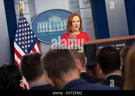 Washington DC, USA. 19th. November 2021. Jen Psaki, die Pressesprecherin des Weißen Hauses, hält am 19. November 2021 eine Pressekonferenz im Weißen Haus in Washington, DC ab. Quelle: Chris Kleponis/CNP/dpa/Alamy Live News Stockfoto