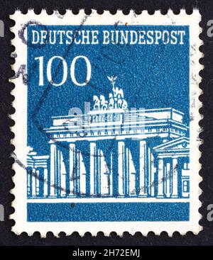 DEUTSCHLAND - UM 1967: Eine in Deutschland gedruckte Briefmarke zeigt das Brandenburger Tor, um 1967 Stockfoto