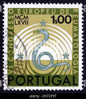 PORTUGAL - UM 1967: Eine in Portugal gedruckte Marke zeigt Symbole der Heilung, 6th Europäischer Kongress für Rheumatologie, Lissabon, um 1967 Stockfoto