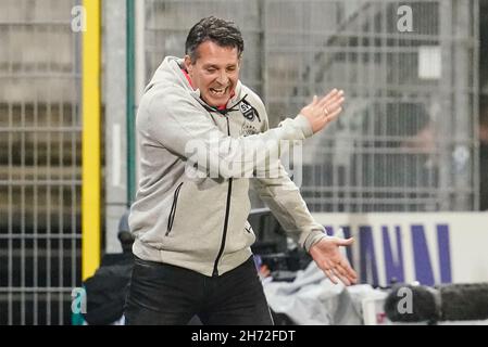 Sandhausen, Deutschland. 19th. November 2021. Fußball: 2. Bundesliga, SV Sandhausen - 1. FC Nürnberg, Matchday 14, BWT-Stadion am Hardtwald. Sandhausen-Coach Alois Schwartz zeigt Gesten. Quelle: Uwe Anspach/dpa - WICHTIGER HINWEIS: Gemäß den Bestimmungen der DFL Deutsche Fußball Liga und/oder des DFB Deutscher Fußball-Bund ist es untersagt, im Stadion und/oder vom Spiel aufgenommene Fotos in Form von Sequenzbildern und/oder videoähnlichen Fotoserien zu verwenden oder zu verwenden./dpa/Alamy Live News Stockfoto