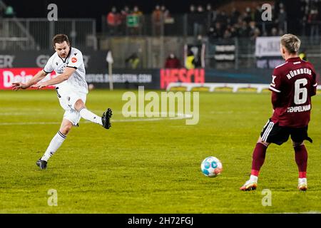 Sandhausen, Deutschland. 19th. November 2021. Fußball: 2. Bundesliga, SV Sandhausen - 1. FC Nürnberg, Matchday 14, BWT-Stadion am Hardtwald. Sandhausens Immanuel Höhn punktet mit 1:0. Quelle: Uwe Anspach/dpa - WICHTIGER HINWEIS: Gemäß den Bestimmungen der DFL Deutsche Fußball Liga und/oder des DFB Deutscher Fußball-Bund ist es untersagt, im Stadion und/oder vom Spiel aufgenommene Fotos in Form von Sequenzbildern und/oder videoähnlichen Fotoserien zu verwenden oder zu verwenden./dpa/Alamy Live News Stockfoto