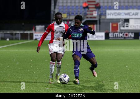 EMMEN, NIEDERLANDE - 19. NOVEMBER: Arnaud Luzayadio vom FC Emmen, Cheick Tour vom PSV U21 während des niederländischen Keukenkampioendivisie-Spiels zwischen dem FC Emmen und dem PSV U21 am 19. November 2021 in De Oude Meerdijk in Emmen, Niederlande (Foto: Pieter van der Woude/Orange Picics) Quelle: Orange Pics BV/Alamy Live News Stockfoto