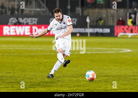 Sandhausen, Deutschland. 19th. November 2021. Fußball: 2. Bundesliga, SV Sandhausen - 1. FC Nürnberg, Matchday 14, BWT-Stadion am Hardtwald. Sandhausens Immanuel Höhn punktet mit 1:0. Quelle: Uwe Anspach/dpa - WICHTIGER HINWEIS: Gemäß den Bestimmungen der DFL Deutsche Fußball Liga und/oder des DFB Deutscher Fußball-Bund ist es untersagt, im Stadion und/oder vom Spiel aufgenommene Fotos in Form von Sequenzbildern und/oder videoähnlichen Fotoserien zu verwenden oder zu verwenden./dpa/Alamy Live News Stockfoto