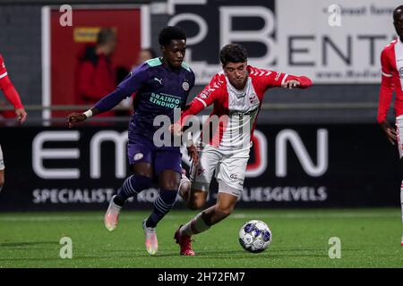 EMMEN, NIEDERLANDE - 19. NOVEMBER U21: Cheick Tour von PSV U21, Oussama El Azzouzi vom FC Emmen während des niederländischen Keukenkampioendivisie-Spiels zwischen FC Emmen und PSV 19 am 2021. November in De Oude Meerdijk in Emmen, Niederlande (Foto: Pieter van der Woude/Orange Picches) Quelle: Orange Pics BV/Alamy Live News Stockfoto