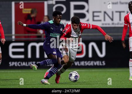 EMMEN, NIEDERLANDE - 19. NOVEMBER U21: Cheick Tour von PSV U21, Oussama El Azzouzi vom FC Emmen während des niederländischen Keukenkampioendivisie-Spiels zwischen FC Emmen und PSV 19 am 2021. November in De Oude Meerdijk in Emmen, Niederlande (Foto: Pieter van der Woude/Orange Picches) Quelle: Orange Pics BV/Alamy Live News Stockfoto