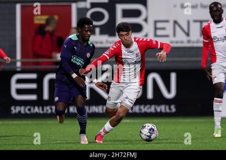 EMMEN, NIEDERLANDE - 19. NOVEMBER U21: Cheick Tour von PSV U21, Oussama El Azzouzi vom FC Emmen während des niederländischen Keukenkampioendivisie-Spiels zwischen FC Emmen und PSV 19 am 2021. November in De Oude Meerdijk in Emmen, Niederlande (Foto: Pieter van der Woude/Orange Picches) Quelle: Orange Pics BV/Alamy Live News Stockfoto
