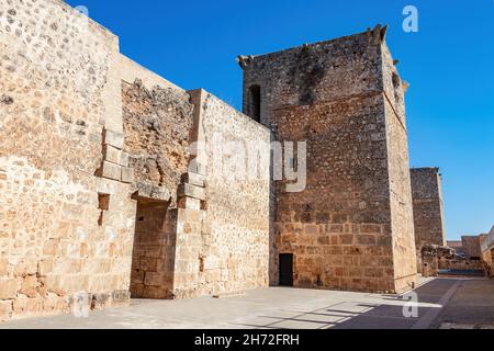 Ansicht der Verteidigungsmauern der Burg Niebla, in Huelva, Andalusien, Spanien Stockfoto