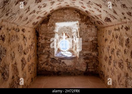 Niebla, Spanien - 18. November 2021: Ansicht der Verteidigungsscharten in den Mauern der Burg Niebla, in Huelva, Andalusien, Spanien Stockfoto